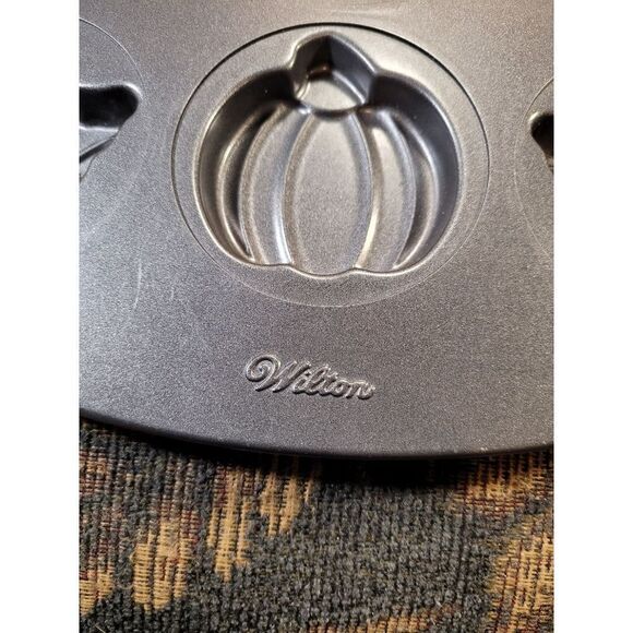 Wilton 12 Cavity Nonstick Harvest Whoopie Pie Pan - Picture 2 of 3